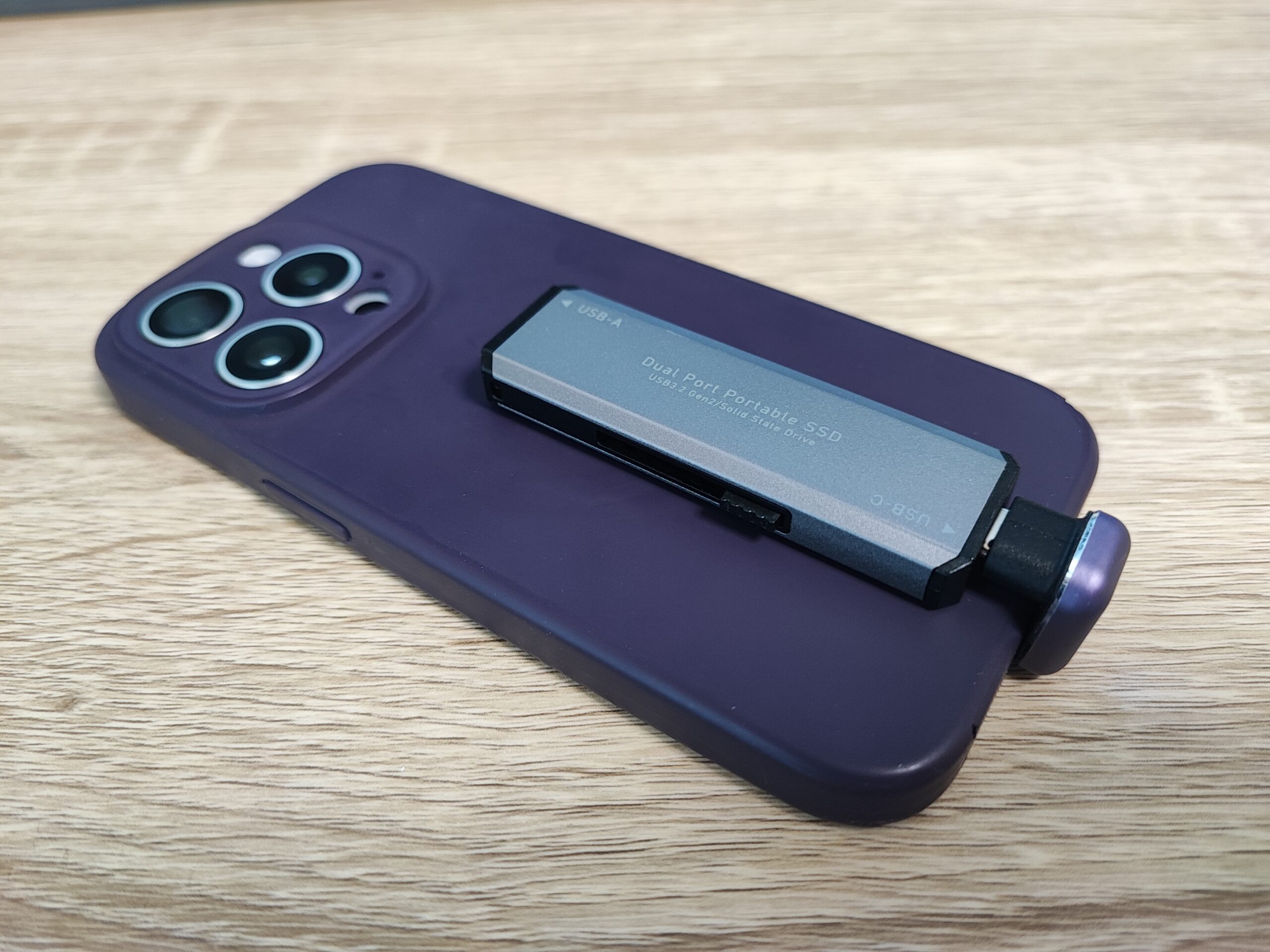 iPhoneに接続されたUSB Type-C対応の外付けSSD。Apple ProRes撮影用に使用。