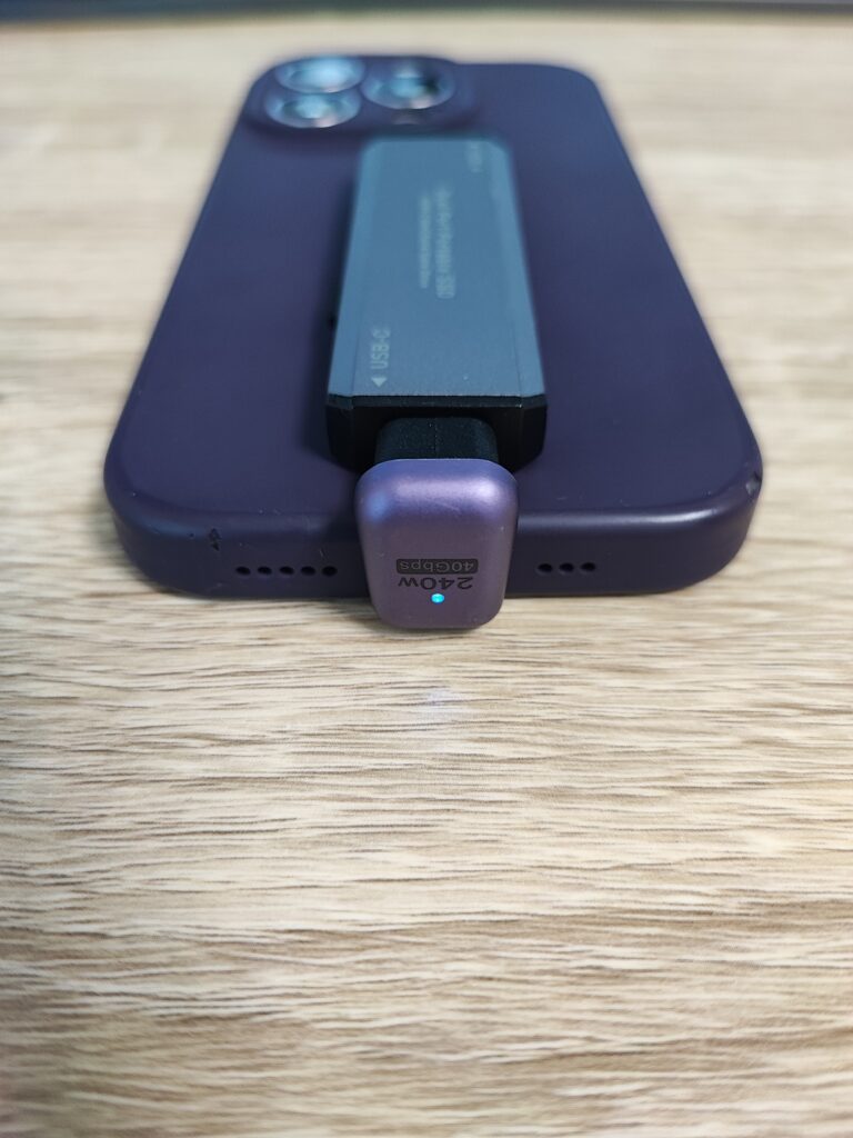 iPhoneに外付けSSDをType-Cで直接接続した様子。SSDのLEDが点灯。