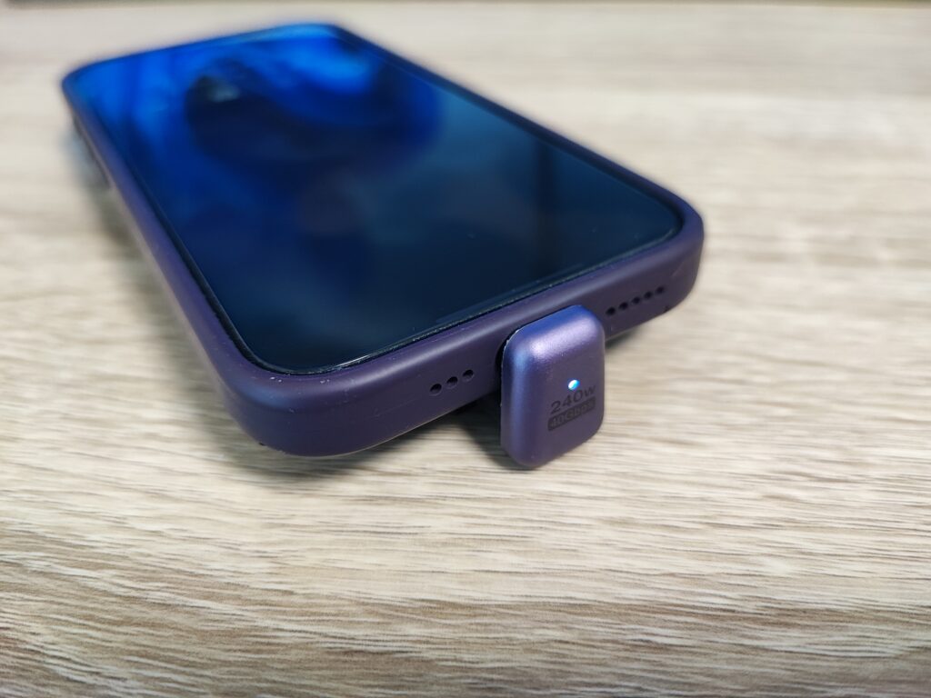 iPhoneに外付けSSDをType-Cで直接接続した様子。SSDのLEDが点灯。