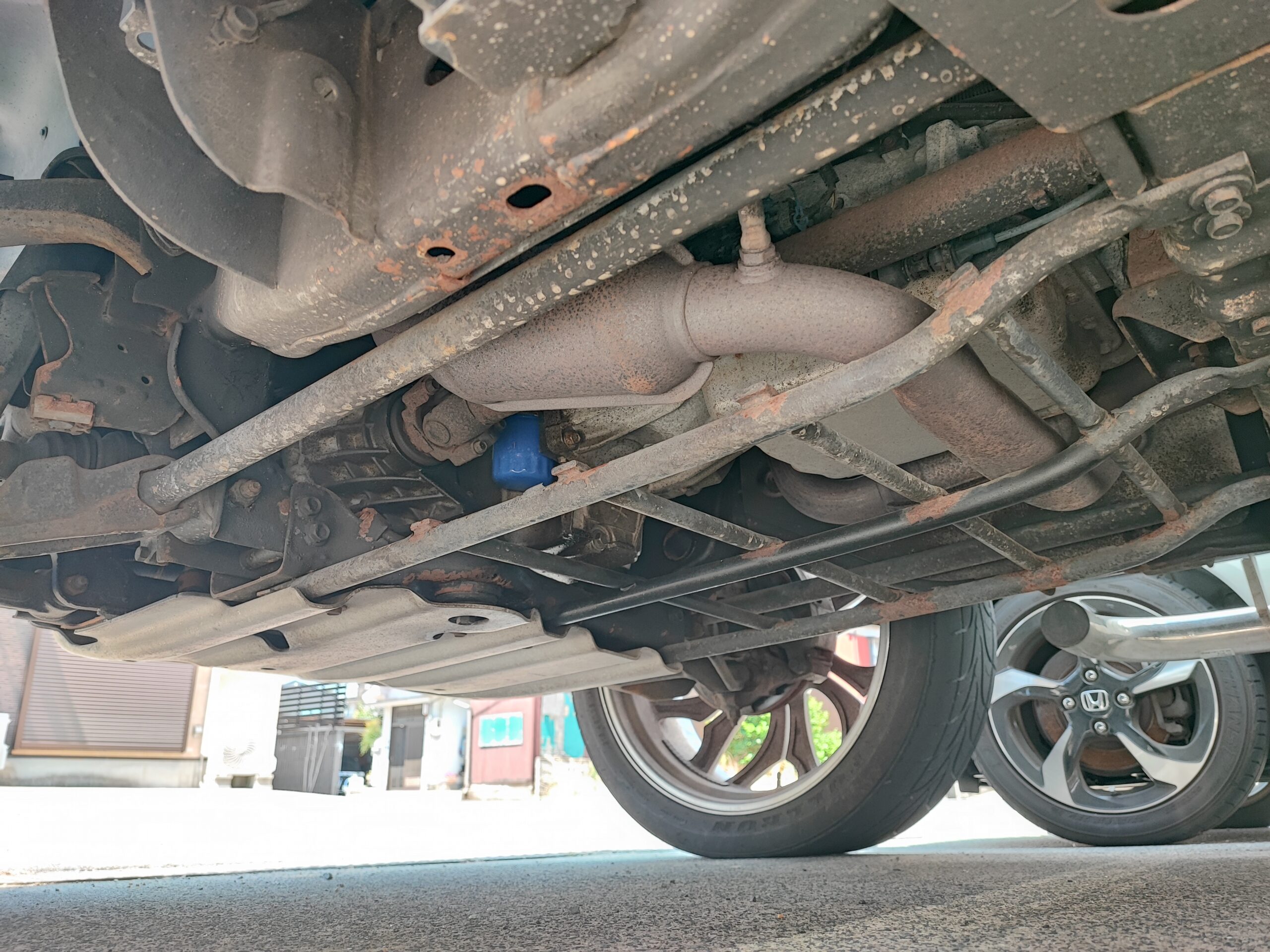 車両下部のマフラーと足回りの状態（錆び付きあり）