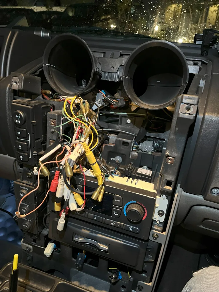 ハマーH2のダッシュボードを分解して配線作業中の様子
