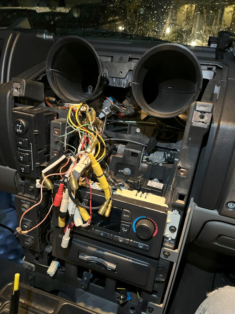 ハマーH2のダッシュボードを分解して配線作業中の様子