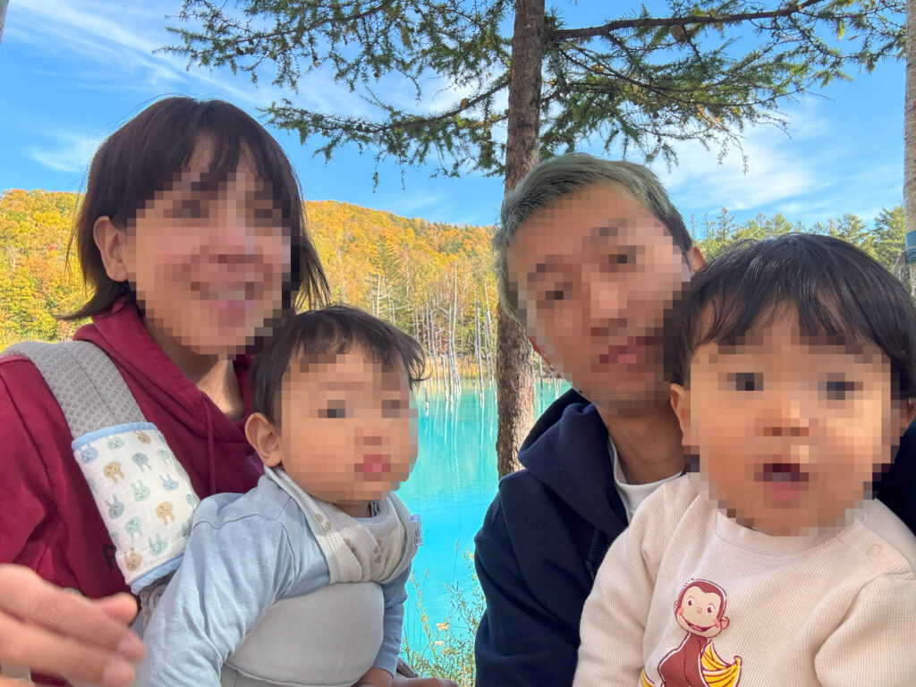 青い池を背景に家族で記念撮影