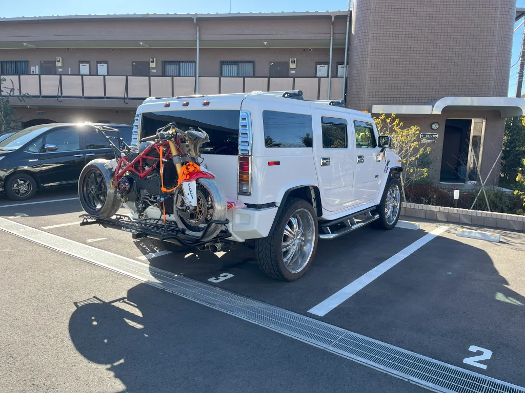 ハマーH2にヒッチキャリアでバイクを積載している様子