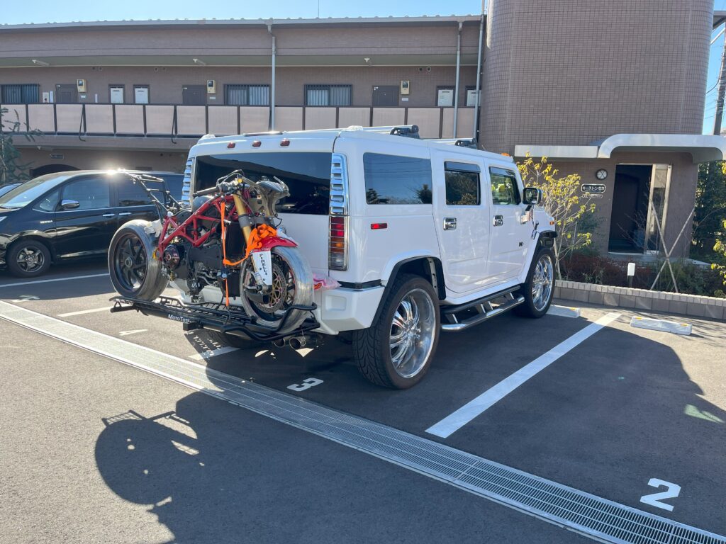 ハマーH2にヒッチキャリアでバイクを積載している様子