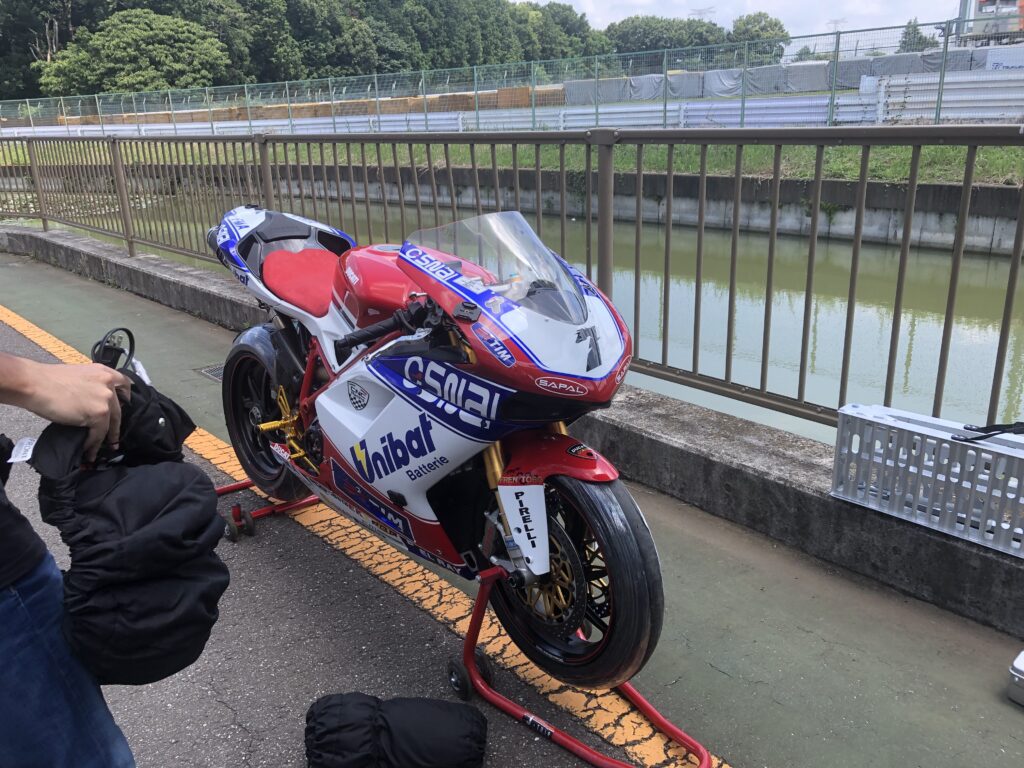 タイヤウォーマーを取り付け前のDucatiレーサー