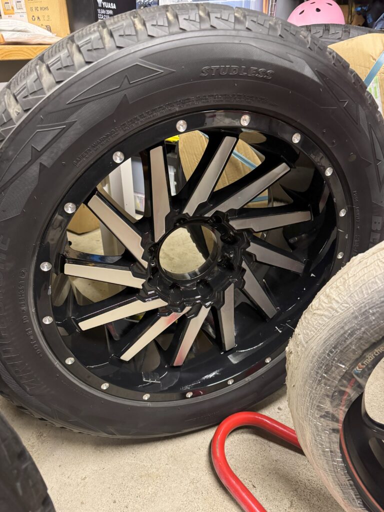 メタルスポークデザインのブラックホイールに、スタッドレスタイヤを装着したオフロード仕様のタイヤセット。