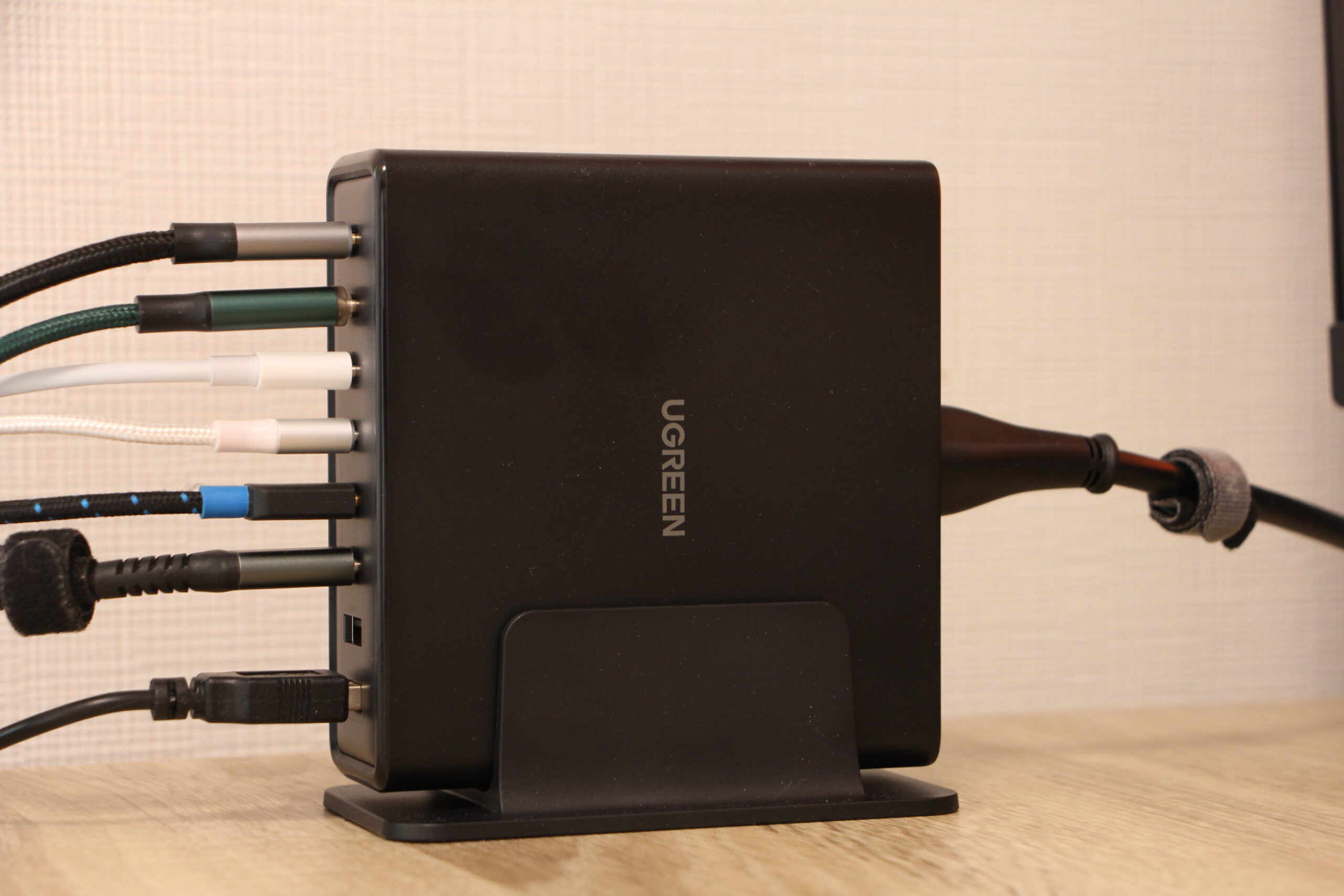 複数のUSBケーブルが接続されたUGREENの200W USB充電ステーションがデスク上に設置されている様子