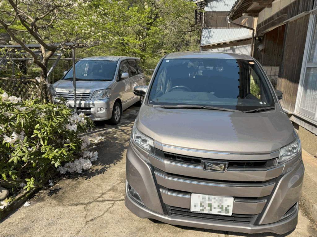 鳥取の自宅前に停車しているトヨタ ノアと旧型ノアの2台
