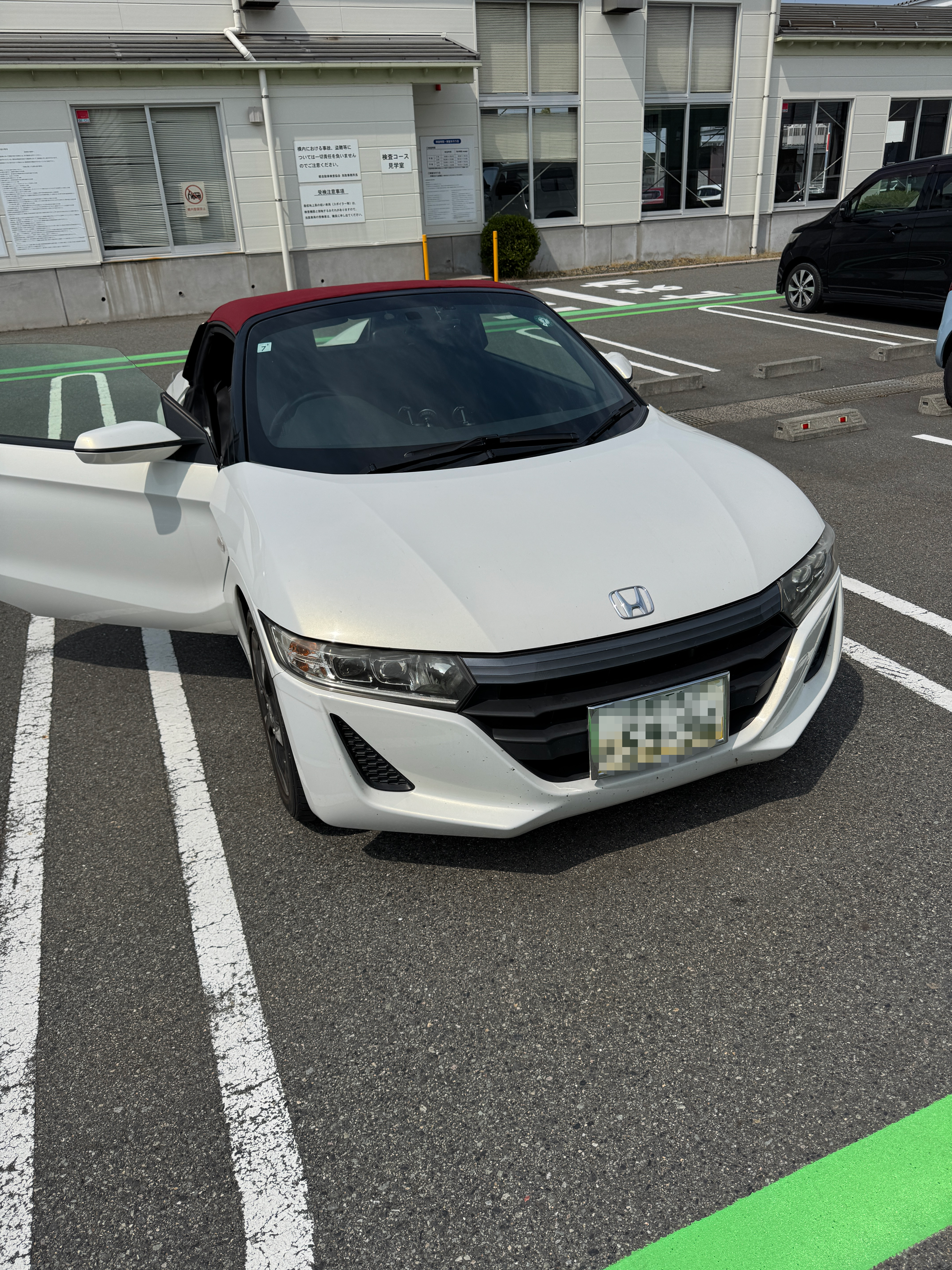 鳥取県内の駐車場に停められた白のホンダS660、運転席のドアが開いている状態