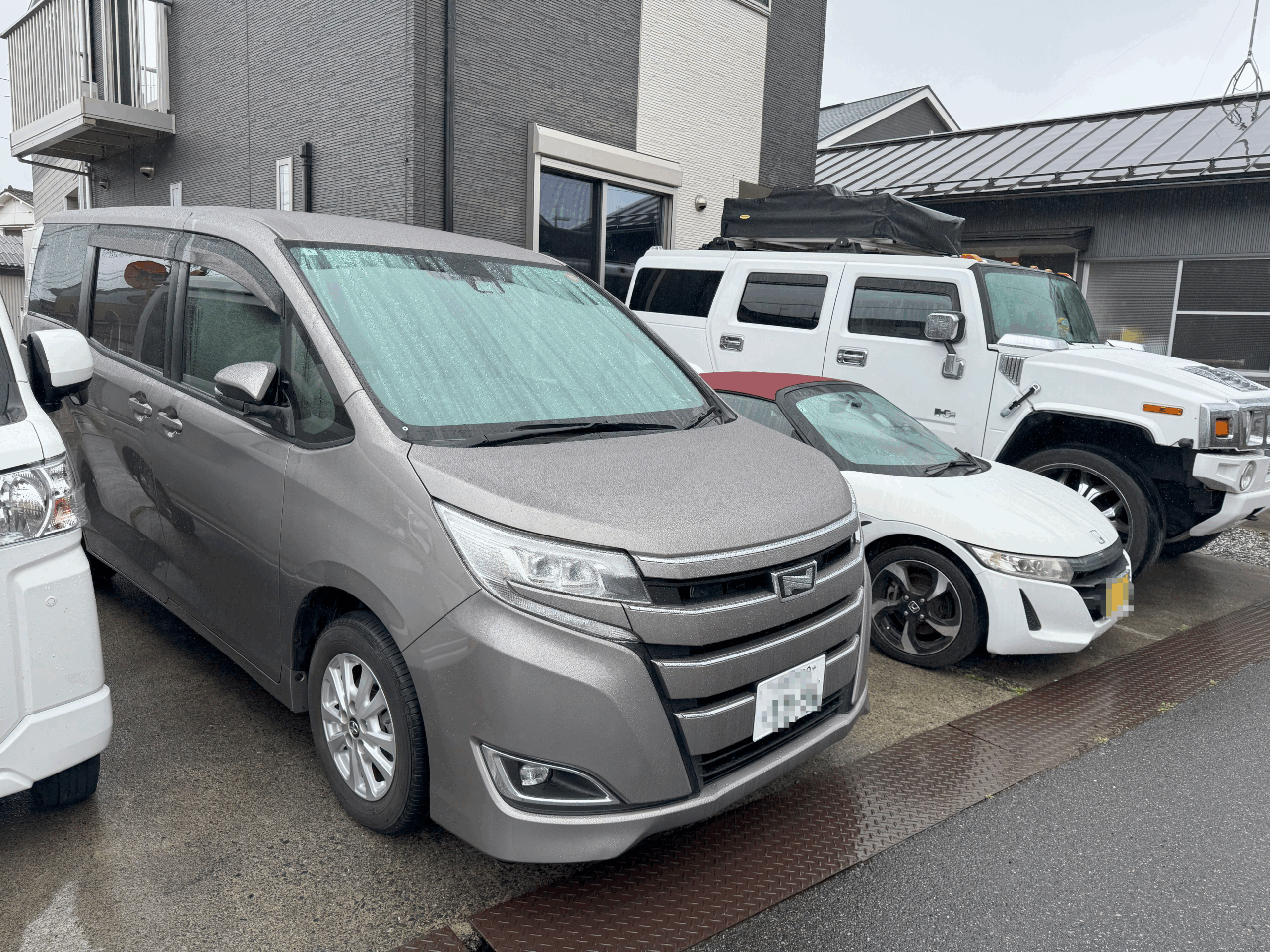 鳥取の自宅前に並ぶ3台の車（ノア、S660、ハマーH2）