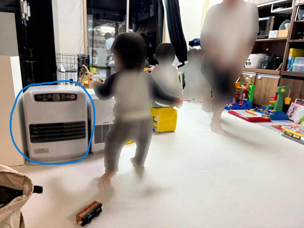 子どもたちが遊ぶ室内に設置されたガスファンヒーター