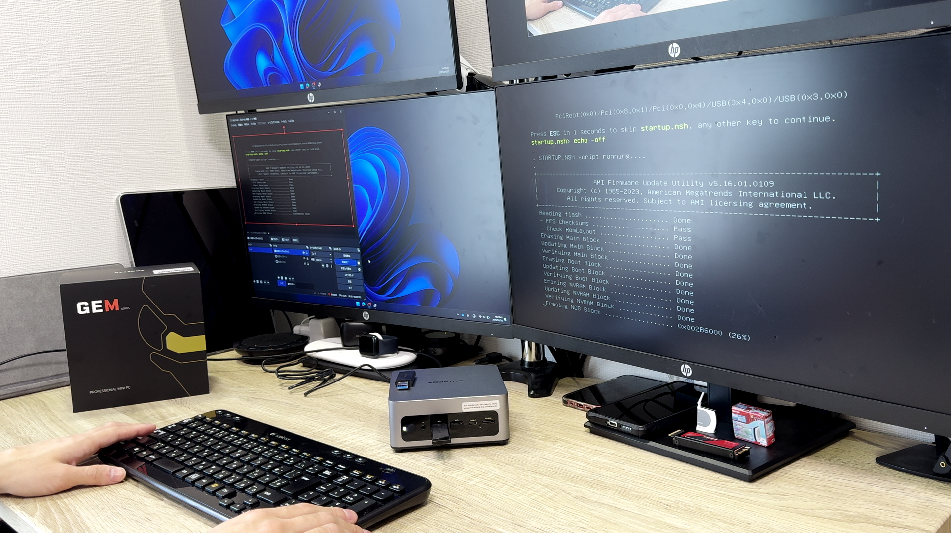 GEEKOMのミニPC「GEM」を使い、ファームウェアアップデート作業を行っている様子