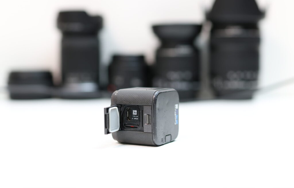 GoPro Hero Sessionの背面に挿入されたmicroSDカードスロットのクローズアップ。