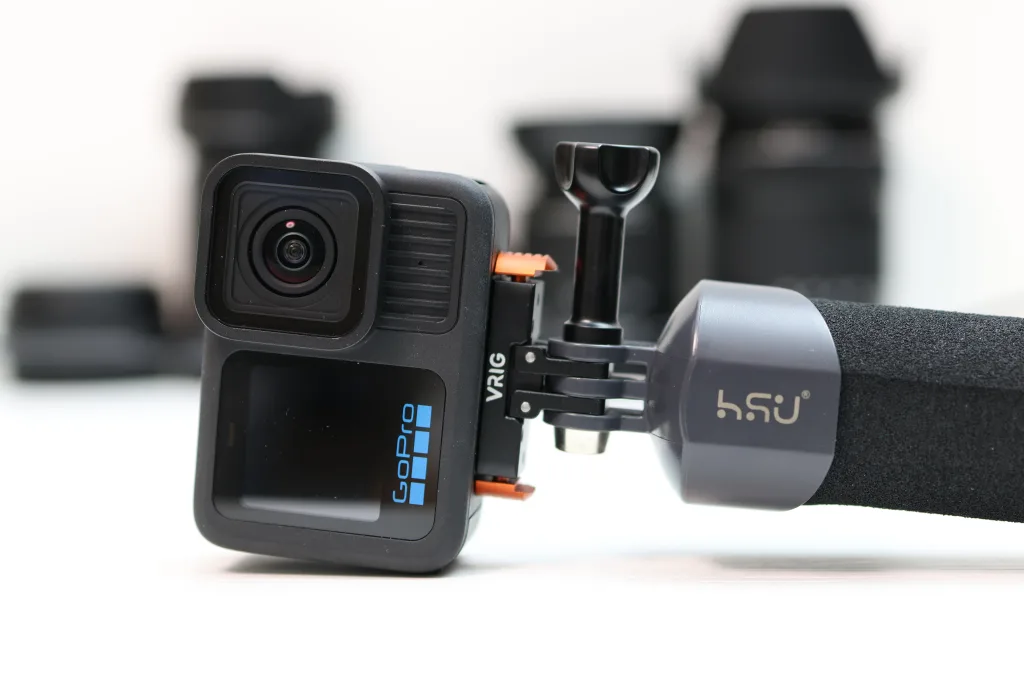 GoPro HERO13 Blackをクイックマウントアダプターを使ってハンディグリップに取り付けた様子。