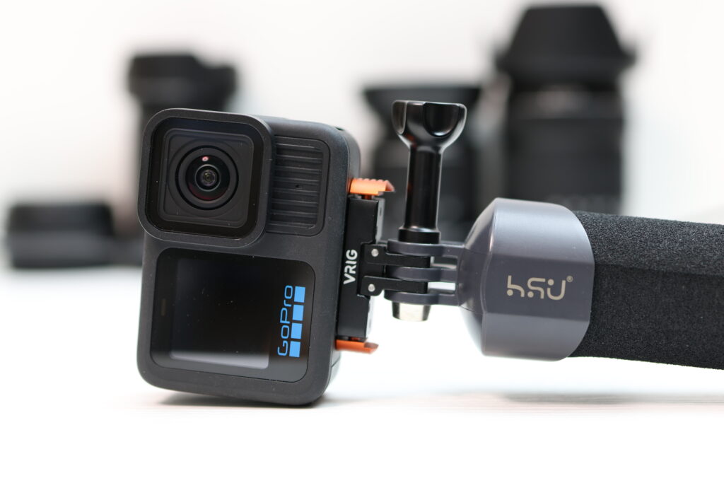 GoPro HERO13 Blackをクイックマウントアダプターを使ってハンディグリップに取り付けた様子。