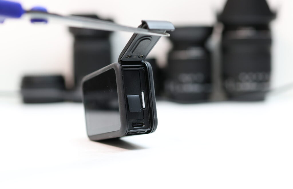 GoPro Hero13 Blackの側面カバーを開いた状態で、USB-Cポートとバッテリースロットが見えている。