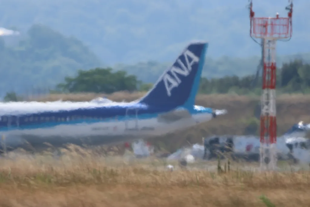 陽炎によって像がゆらぐANA機の後方部と電波塔（Canon EOS R7 + SIGMA 150-600mm + テレコン）