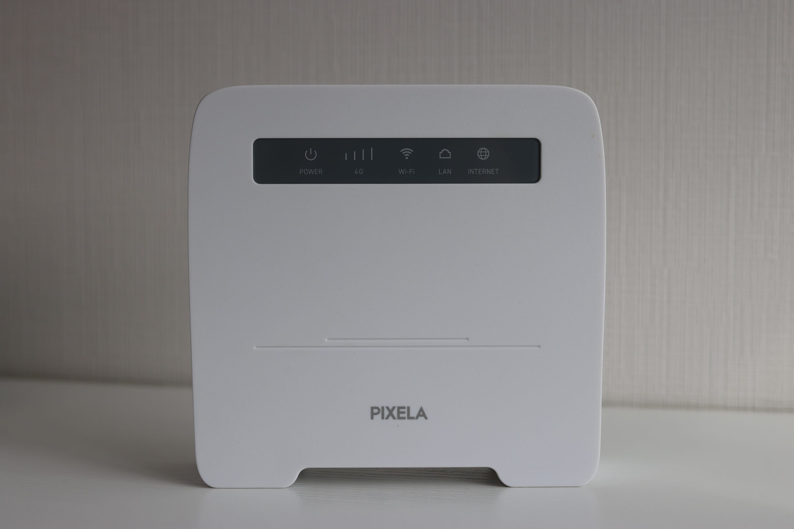 PIXELA製ホームルーターの正面外観、ステータスランプ付きの白い筐体