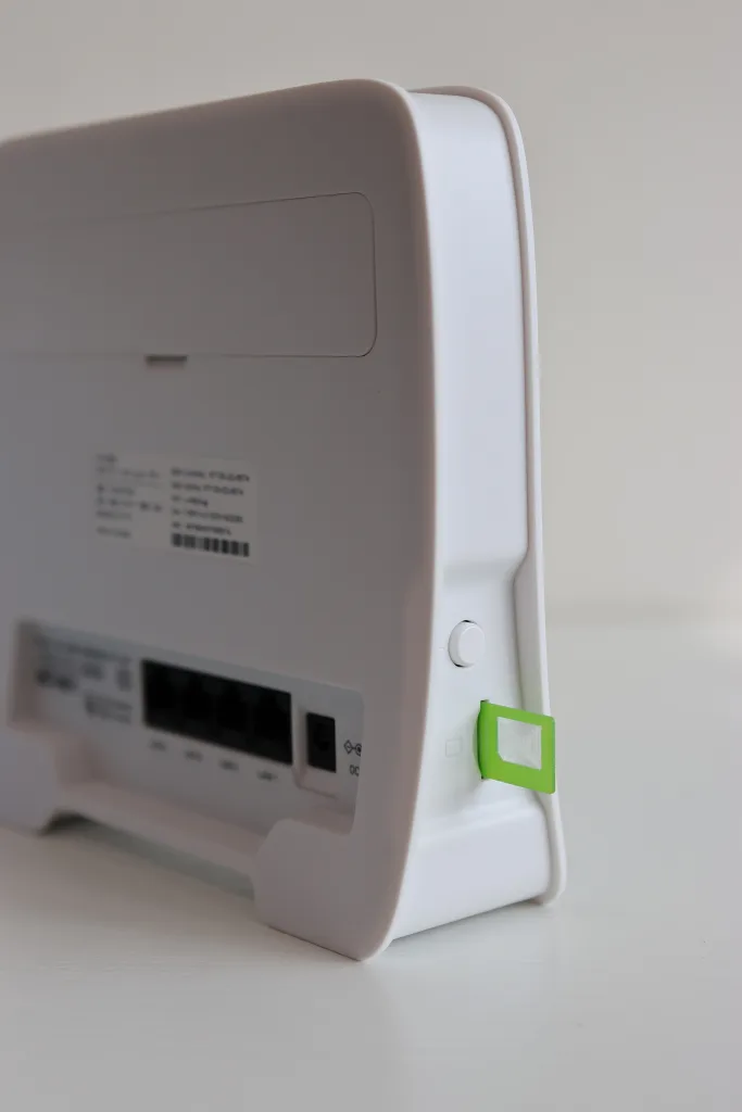 PIXELA製ホームルーターの背面ポートとSIMスロットの様子