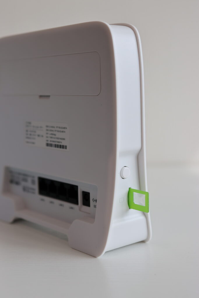 PIXELA製ホームルーターの背面ポートとSIMスロットの様子