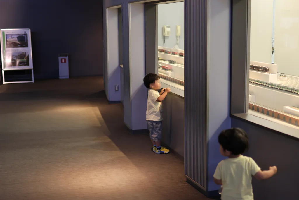 大宮鉄道博物館の展示コーナーで、電車の模型を興味深そうに見つめる子どもたち