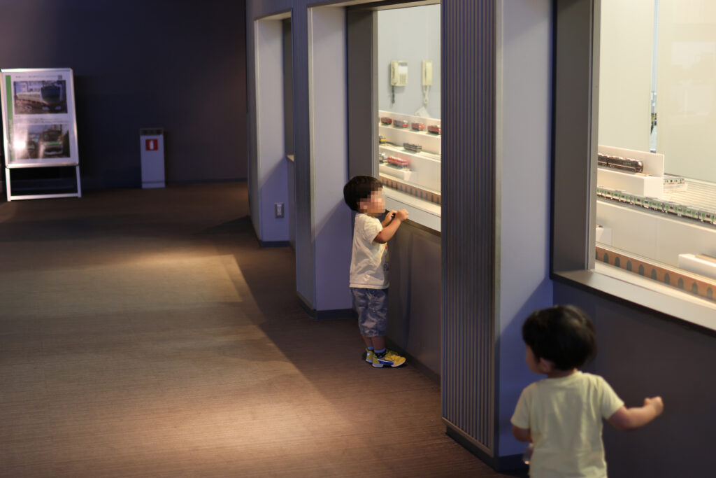 大宮鉄道博物館の展示コーナーで、電車の模型を興味深そうに見つめる子どもたち