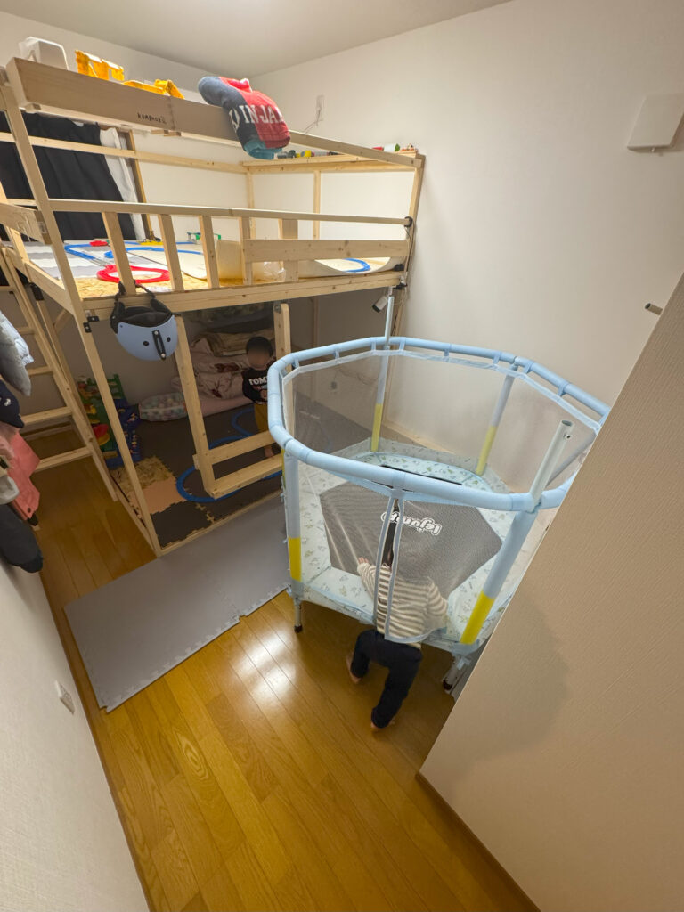 子ども用ロフトベッドとプレイサークルを設置したDIY遊び部屋