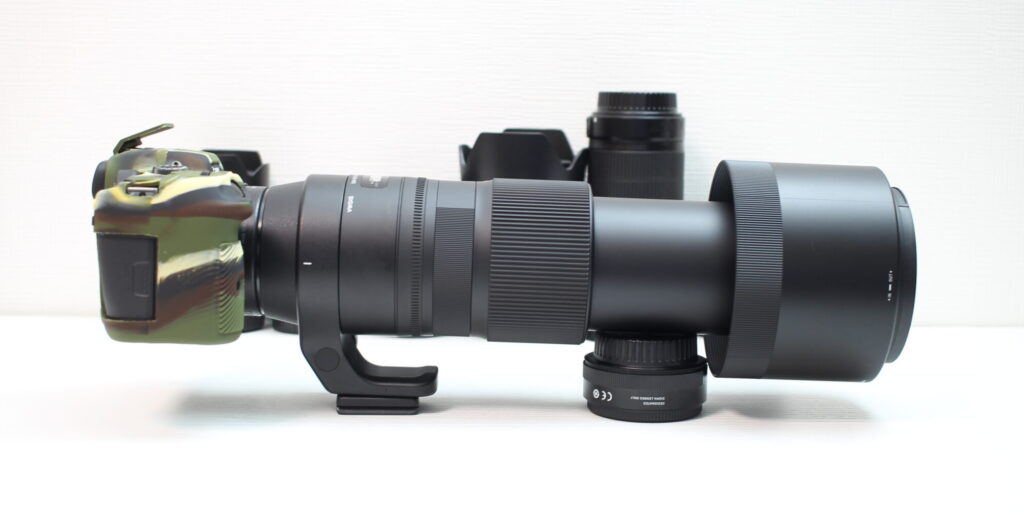 迷彩カバーを装着したCanon EOS R7と、SIGMA 150-600mm F5-6.3 DG OS HSM Contemporaryレンズを組み合わせたカメラセットの側面写真。