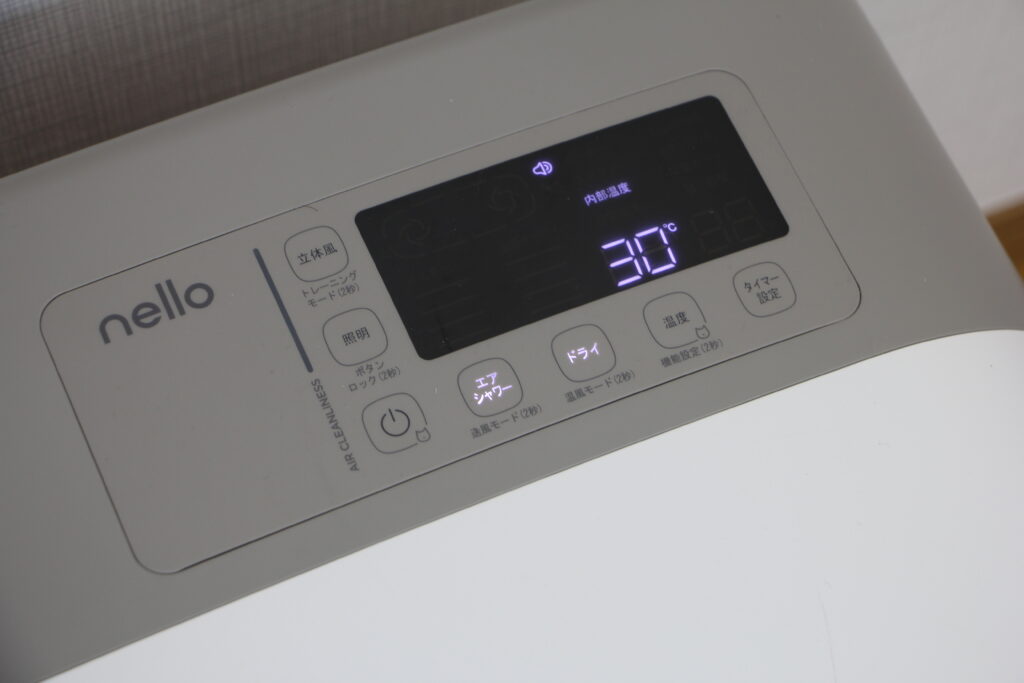 Nelloペットドライルームの操作パネル。現在の室内温度は30℃と表示されている