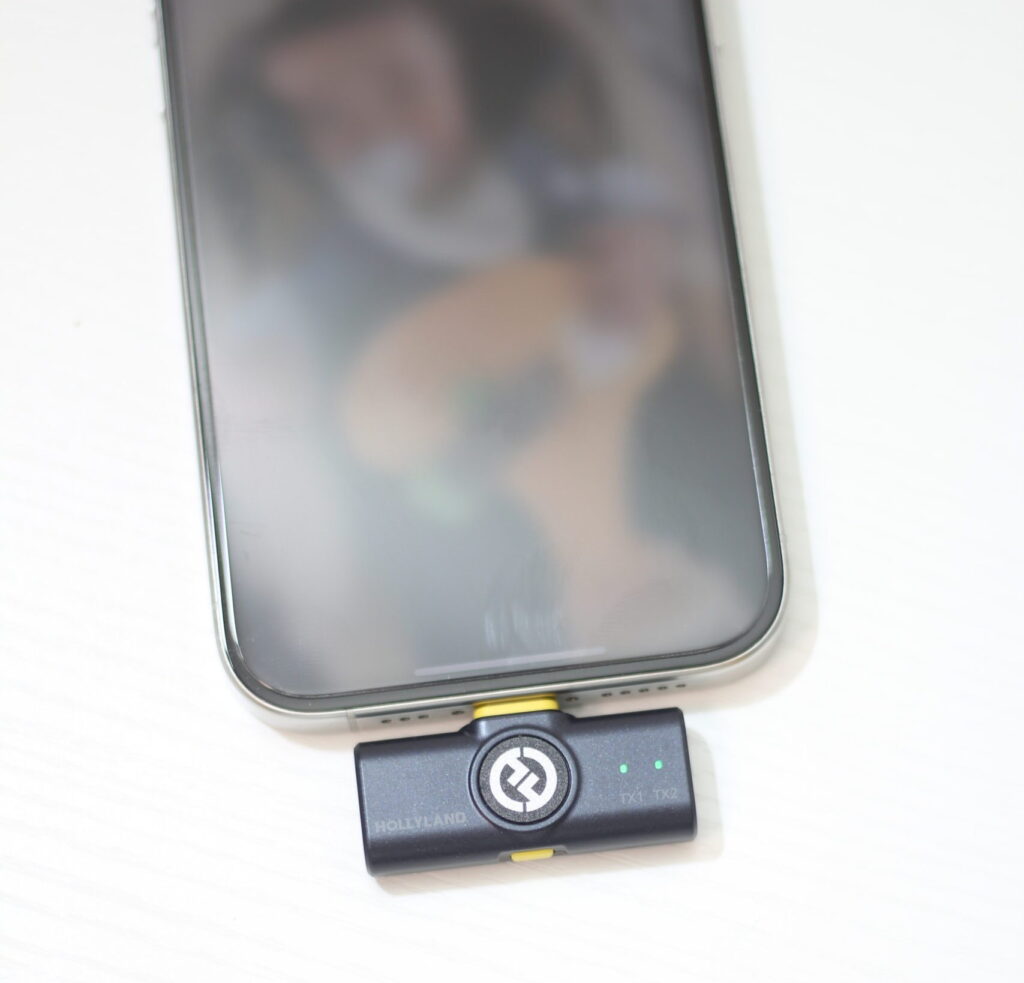 iPhoneに接続されたHollyland Lark M2の受信機（USB-C端子）