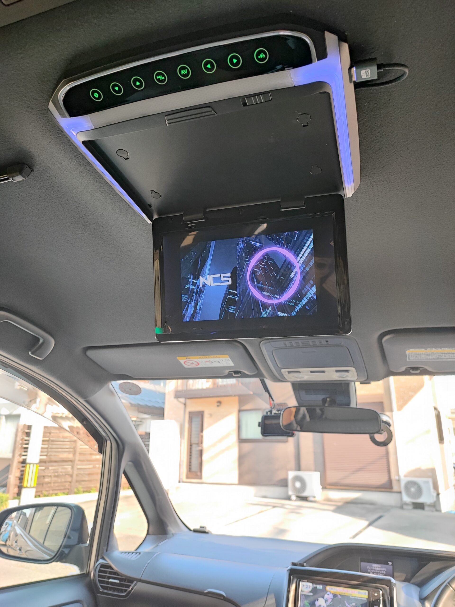 車内に設置されたLOSKA 10.2インチフリップダウンモニターで映像を再生している様子
