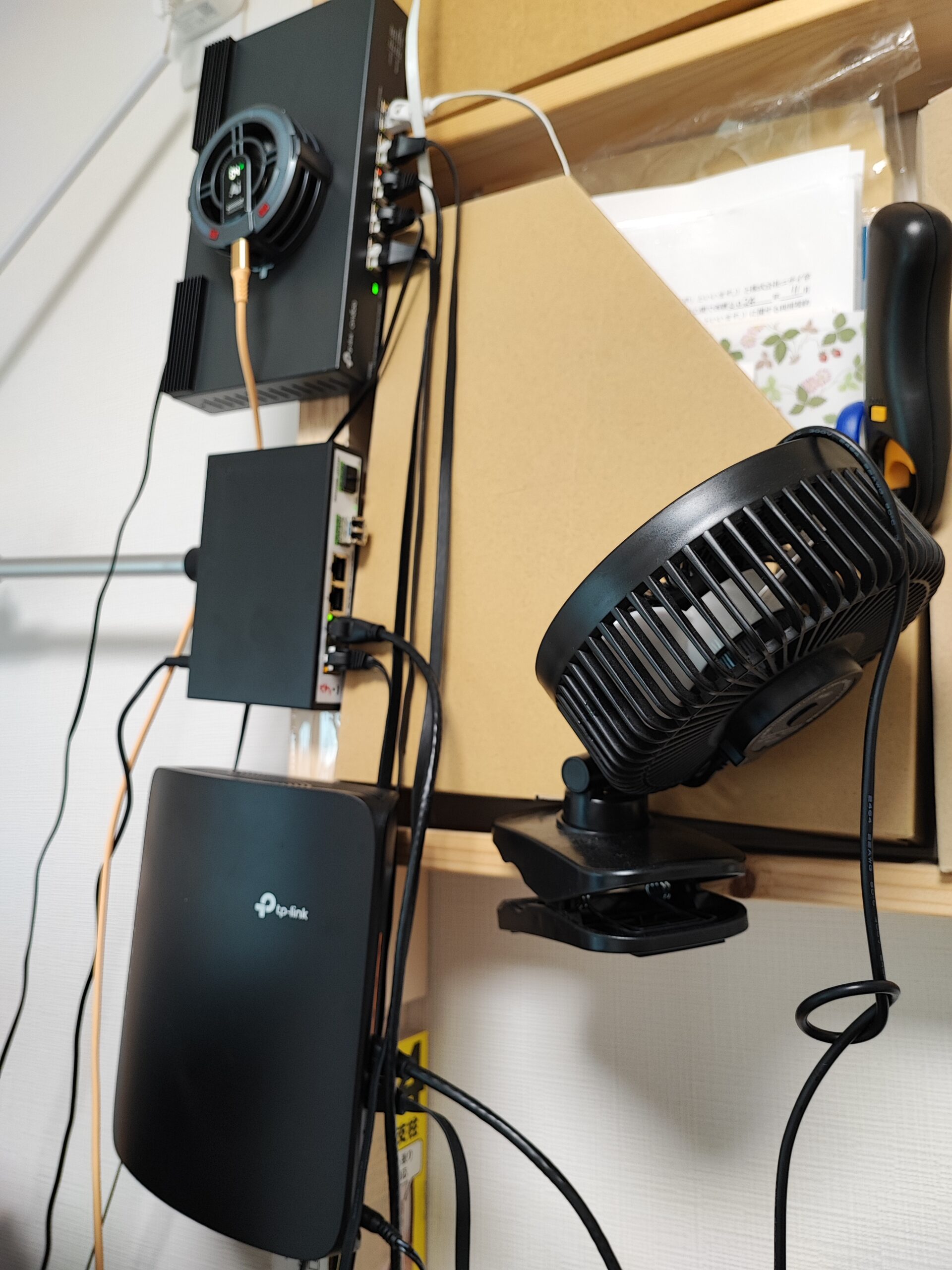 TP-Link BE450、DS105、他社ハブの縦置き設置と冷却ファンの様子