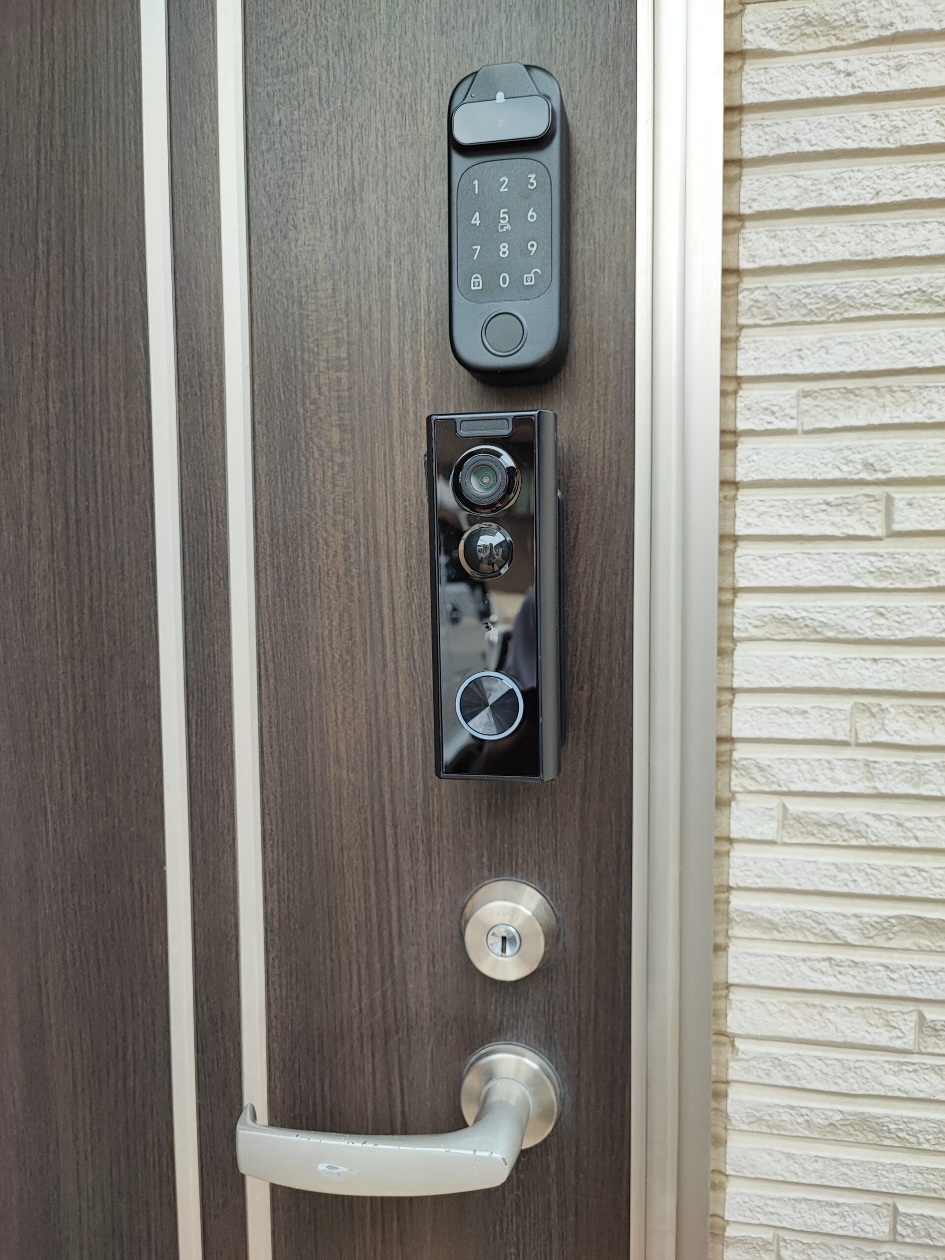 カメラ付きスマートインターホンと指紋認証システムを搭載した玄関ドア