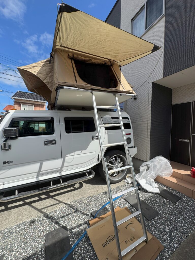 ハマーH2に設置されたルーフトップテントと展開されたはしごの様子
