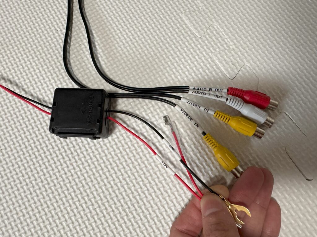 車載モニター用AVケーブルと電源配線