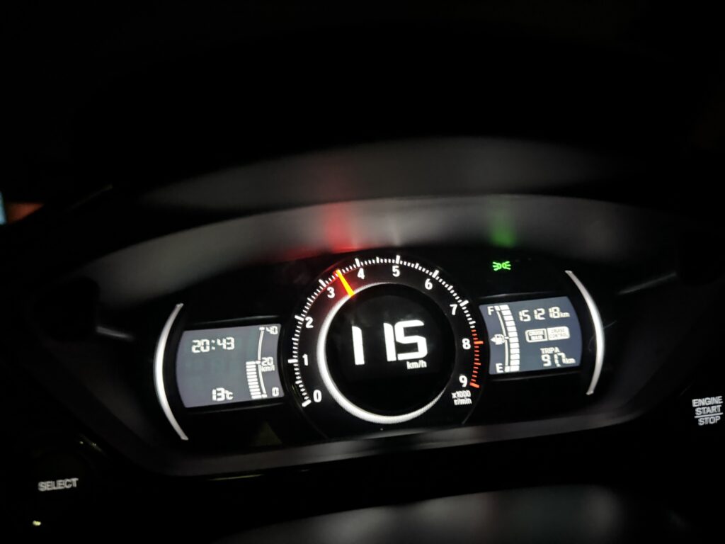 ホンダS660のメーター表示、時速115km/hでクルーズ中。エンジン回転数や燃費情報も表示。