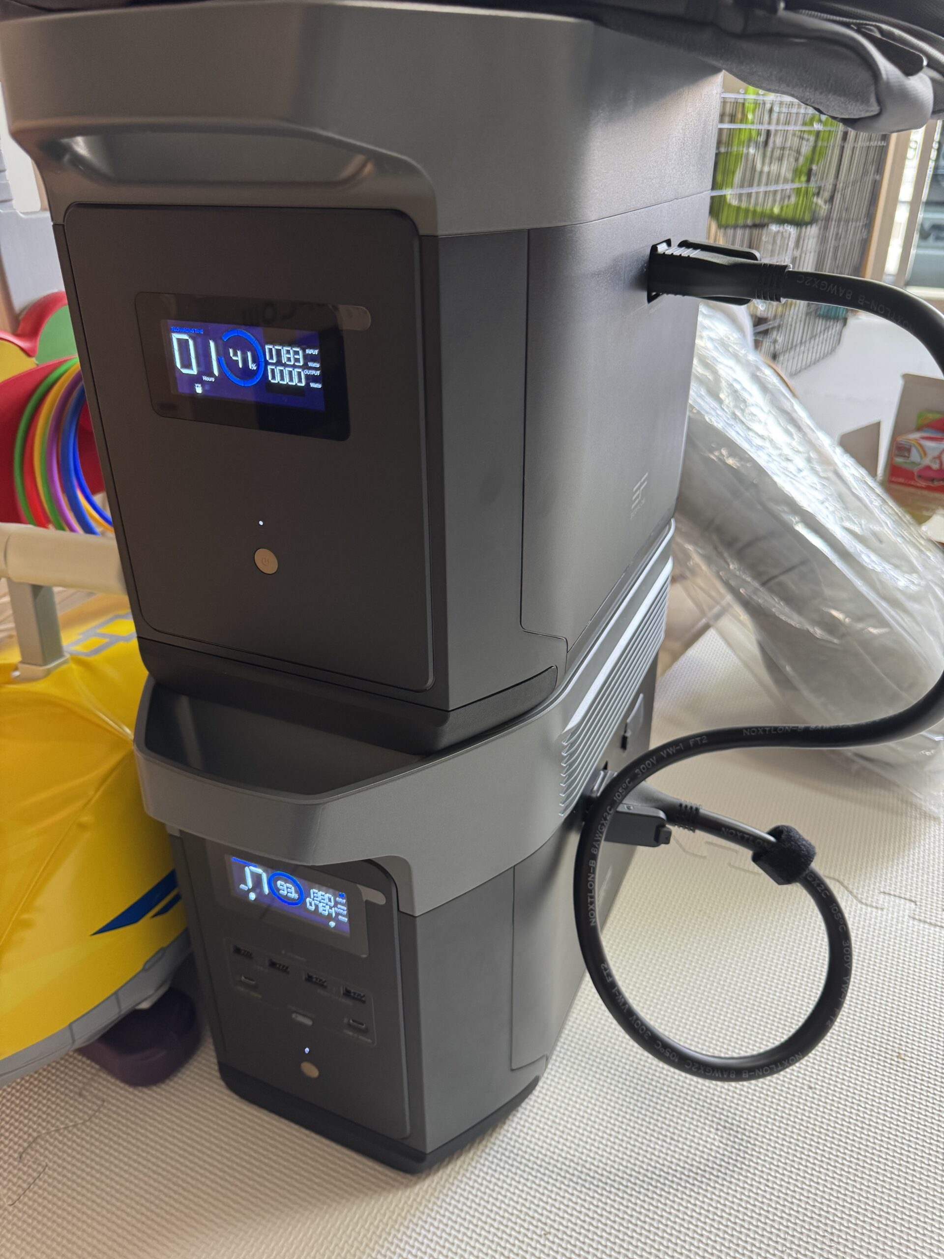 EcoFlow DELTA2 Max本体と拡張バッテリーを縦に積み重ねて接続した様子