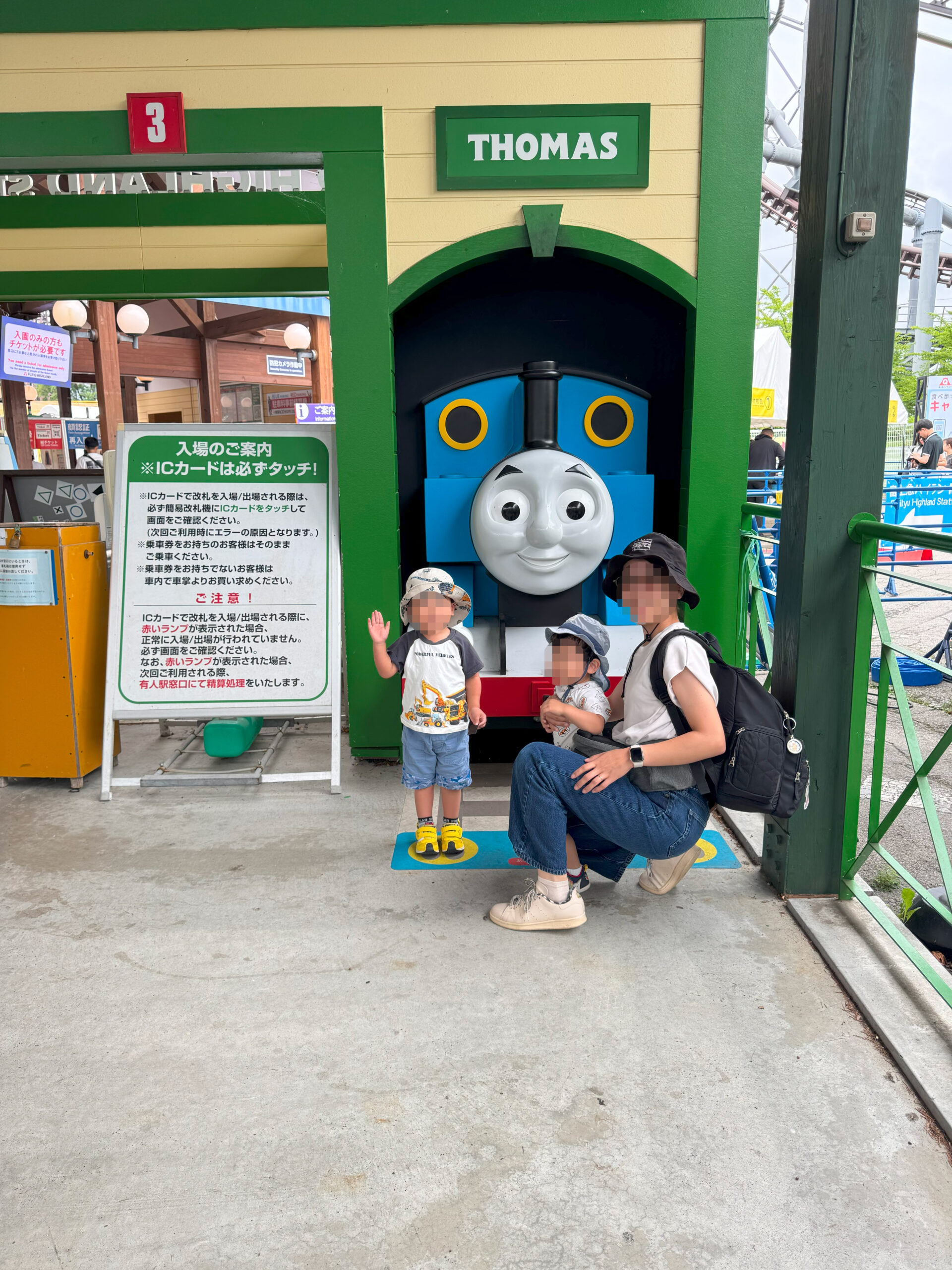 トーマスランドでトーマスの前に立ち、家族で記念撮影を楽しむ様子