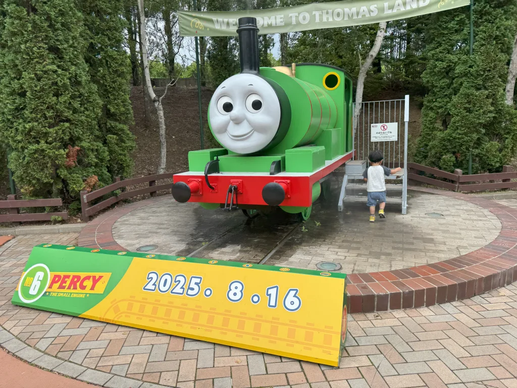 トーマスランドでパーシーと記念撮影する子どもの様子