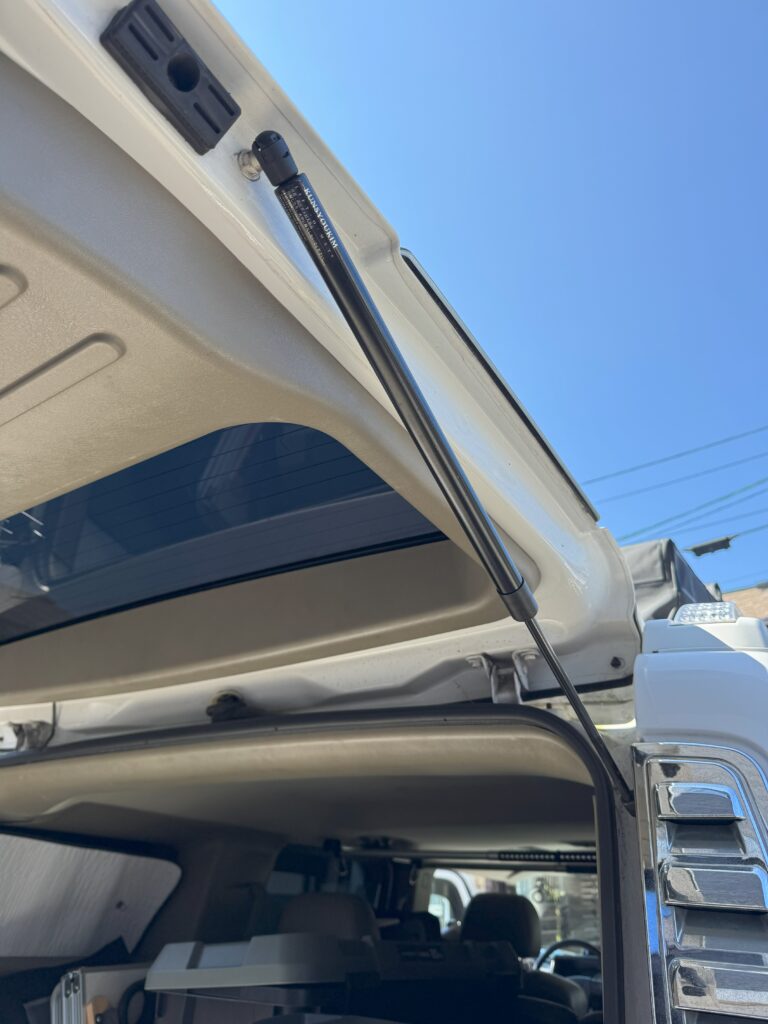 ハマーH2のリアゲートに新品ダンパーを取り付けた様子