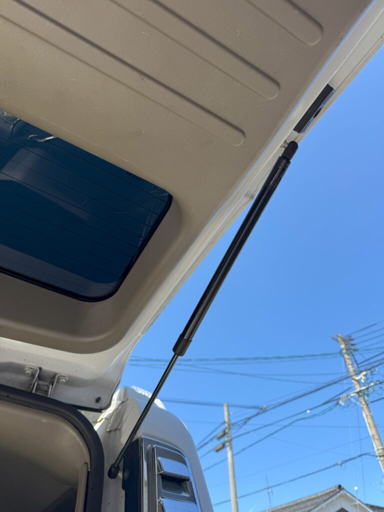 車のリアゲートを支えるダンパーの交換後の様子