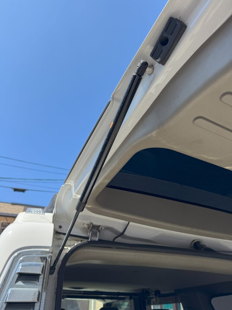 ハマーH2のリアゲートに取り付けられたガスダンパーの交換部分