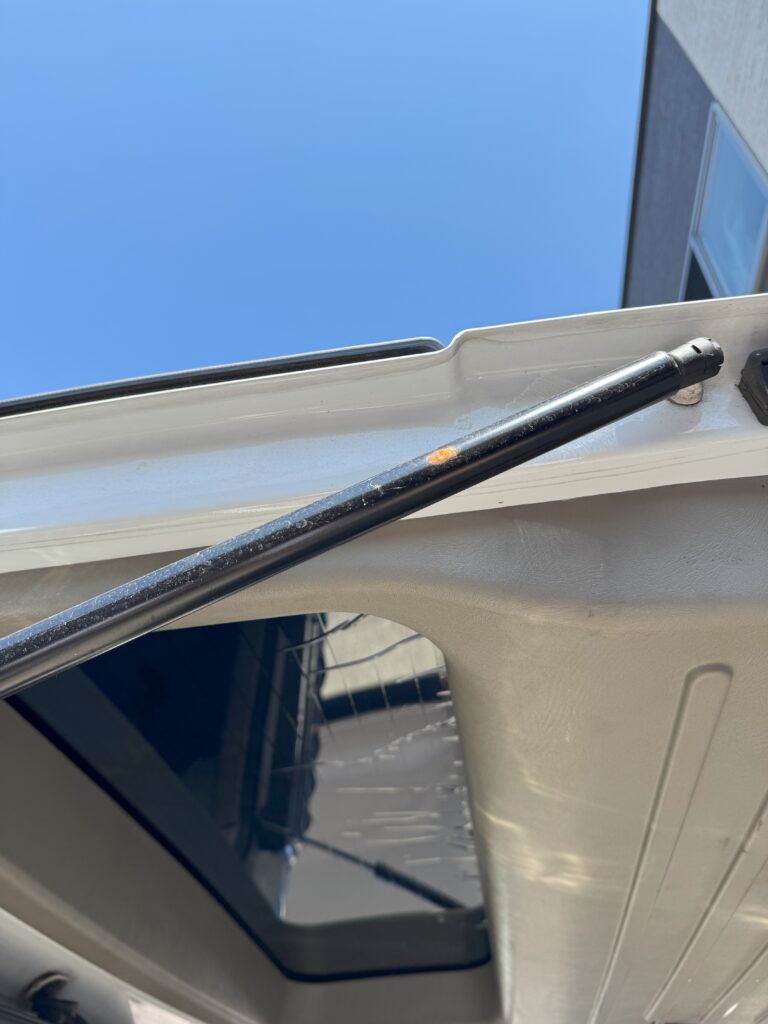 交換前のハマーH2リアゲートダンパー。経年劣化で保持力が弱まっている様子