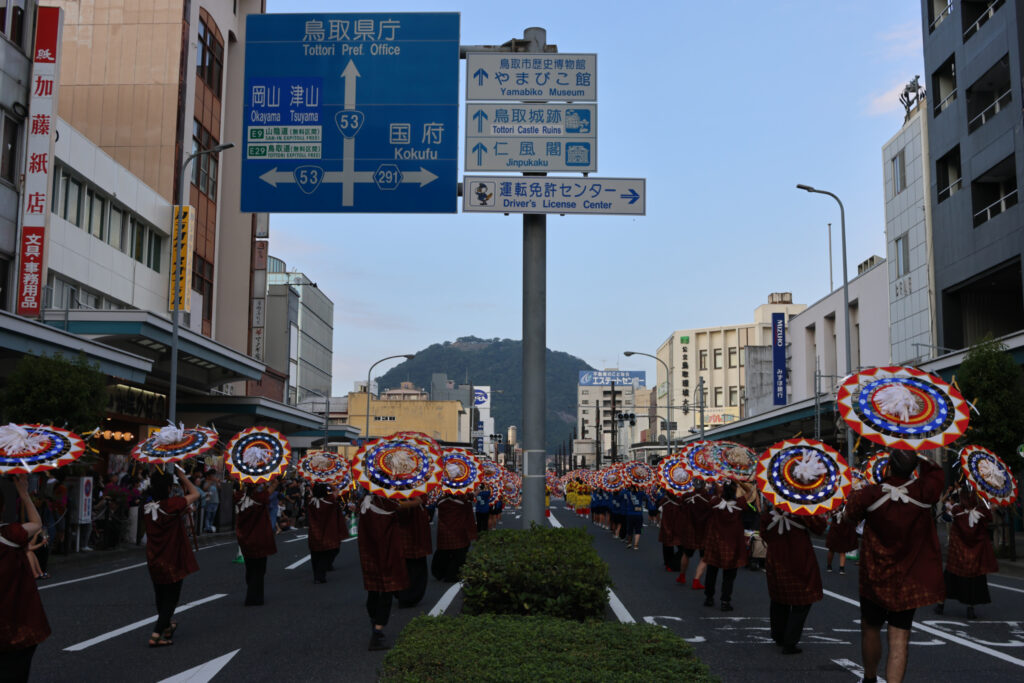 鳥取市中心部で行われるしゃんしゃん祭りの傘踊りの様子