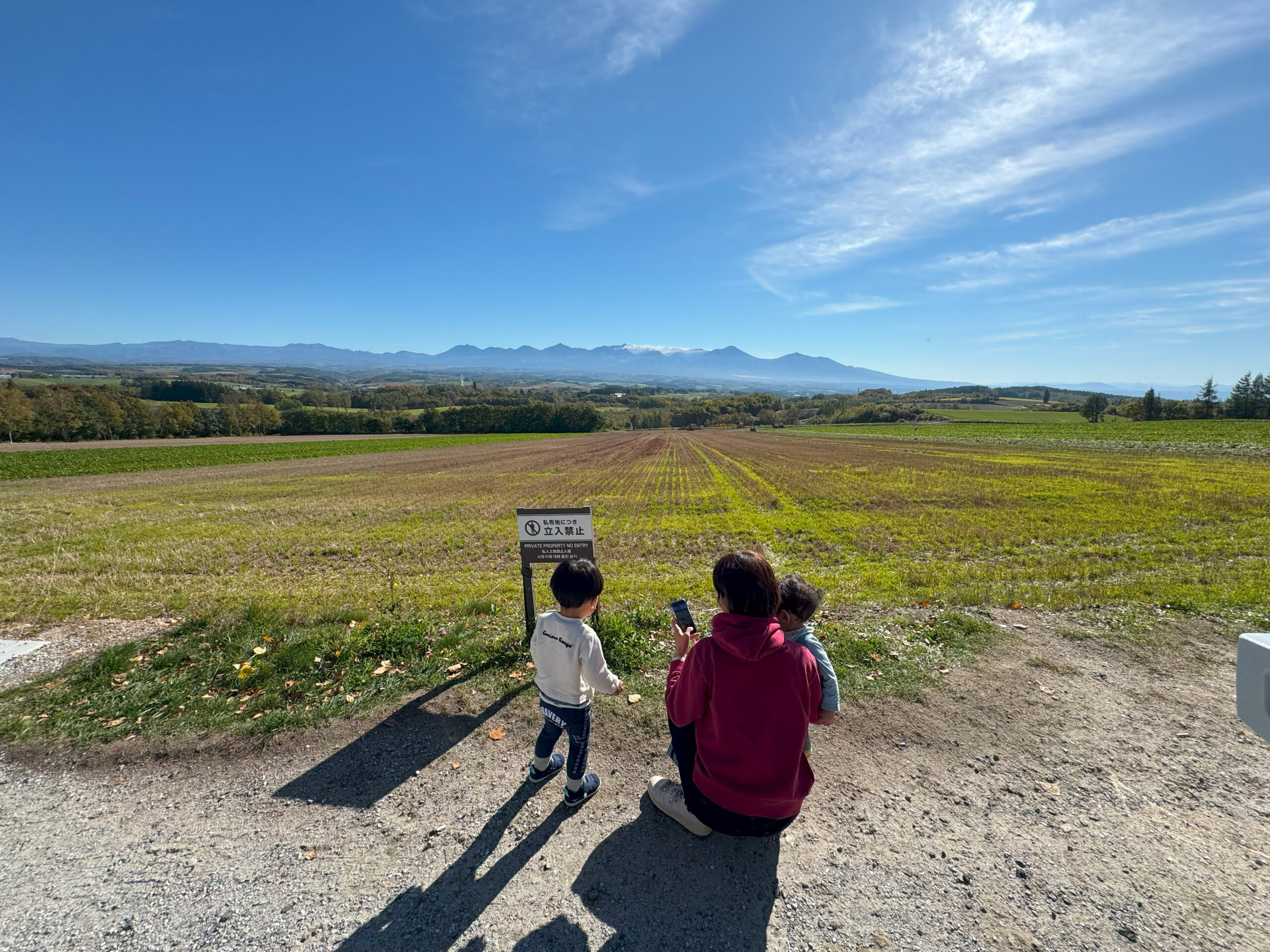 北海道・上富良野の「ジェットコースターの道」で景色を眺める家族