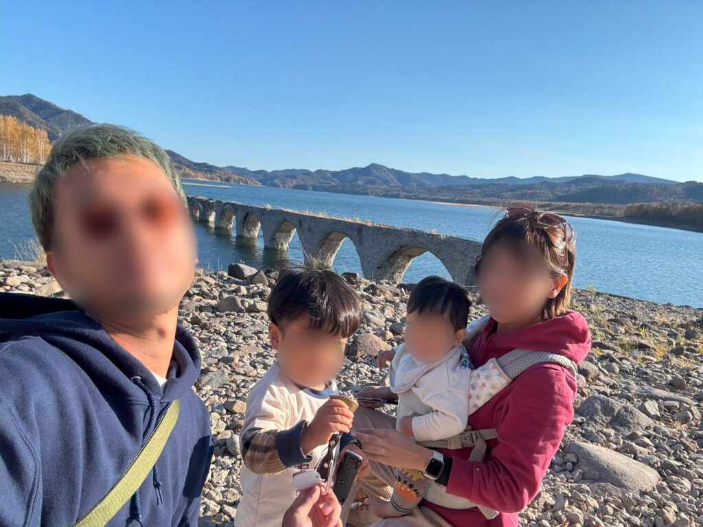 タウシュベツ川橋梁を背景に家族で撮影した記念写真
