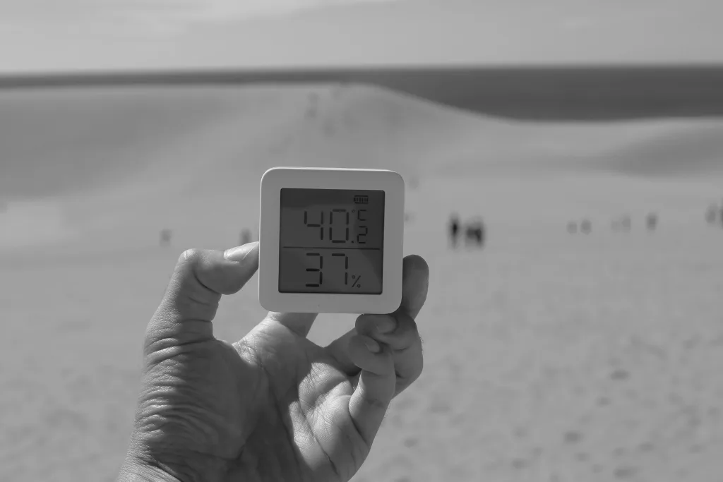 鳥取砂丘で40.2℃を示す温度計と37%の湿度表示