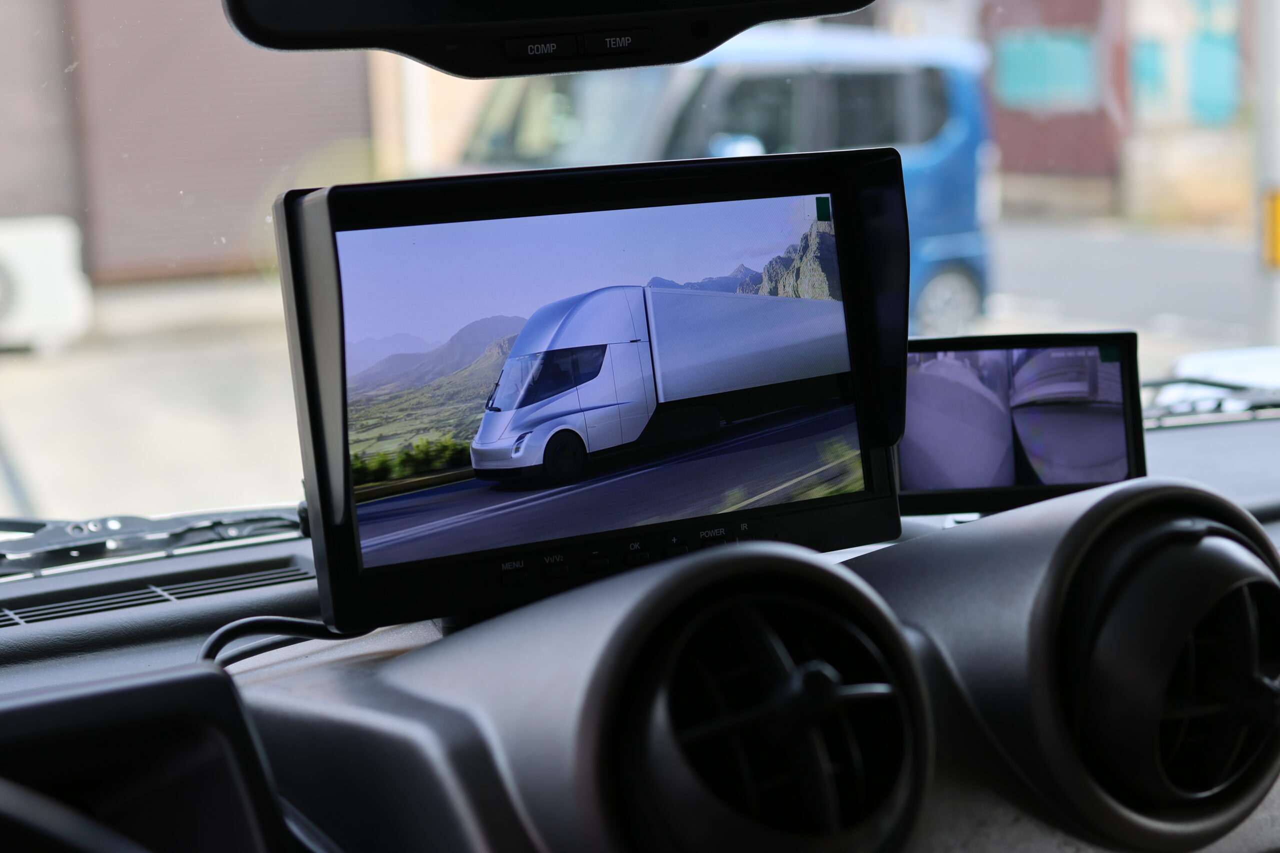 ハマーH2に取り付けたサブモニターで視認性を改善した様子