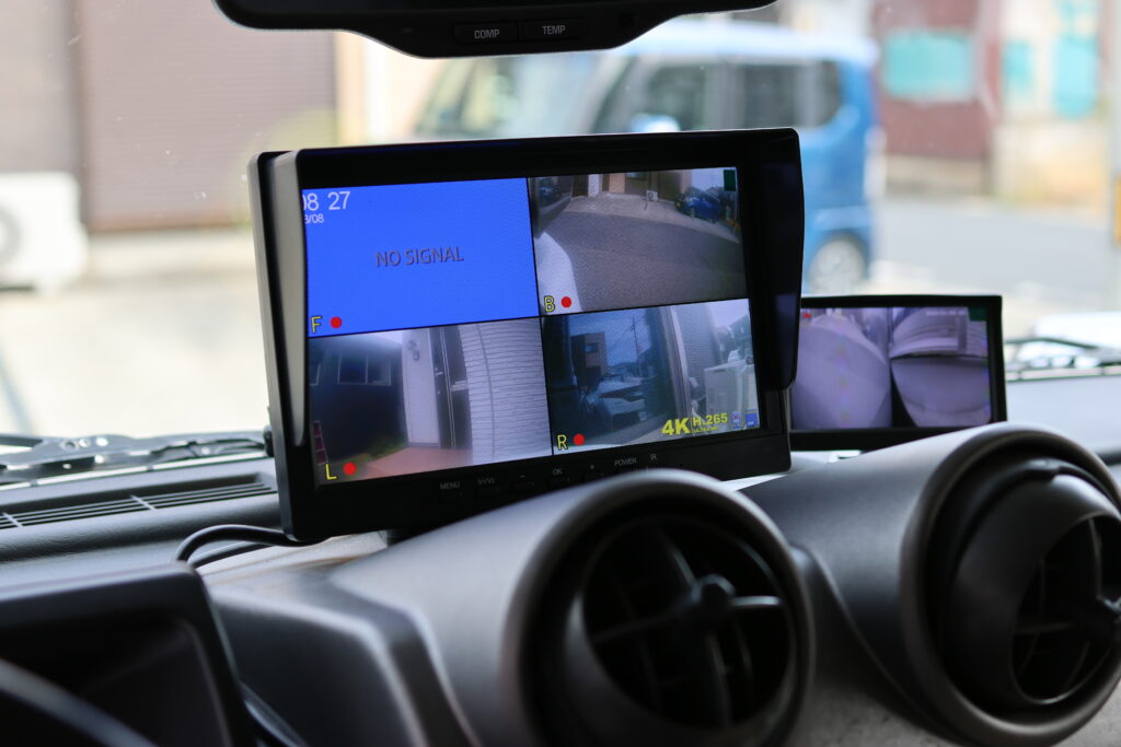 ハマーH2に追加したサブモニターで車外カメラの映像を確認している様子